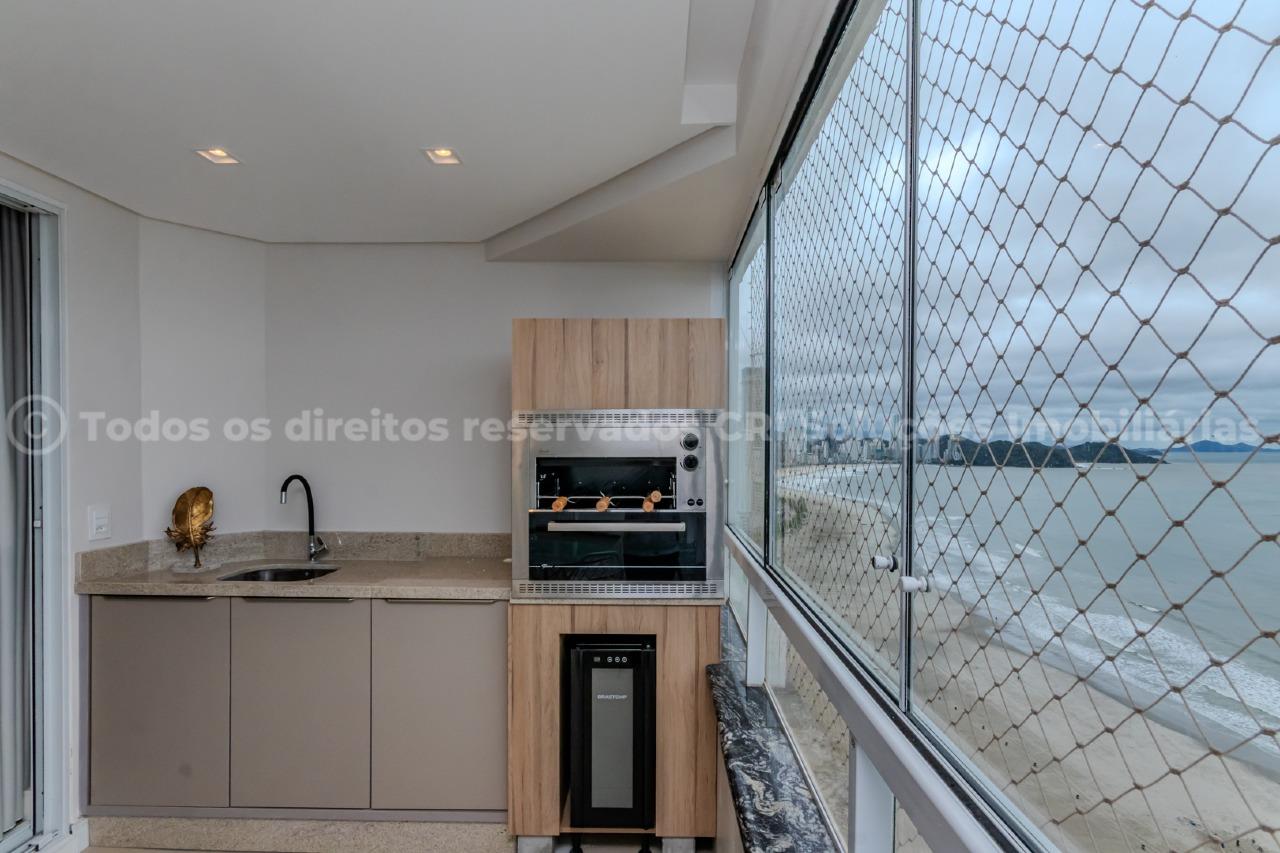Foto do imóvel Apartamento à venda com 3 suítes amplas e 3 vagas de garagem no Edifício Arthur Fischer no centro de Balneário Camboriú