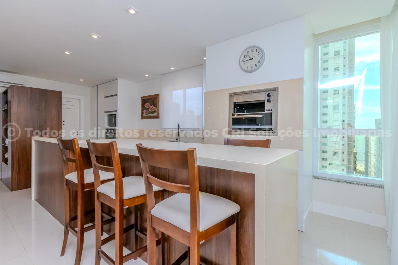 Foto do imóvel Amplo apartamento à venda com 4 suítes e 2 vagas de garagem no Edifício Lumiere no centro de Balneário Camboriú
