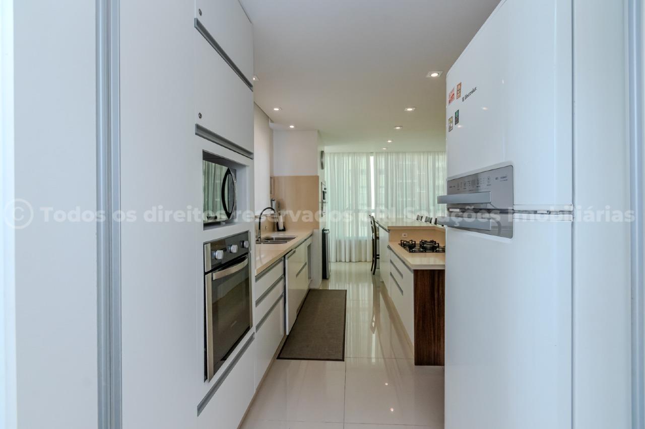 Foto do imóvel Amplo apartamento à venda com 4 suítes e 2 vagas de garagem no Edifício Lumiere no centro de Balneário Camboriú