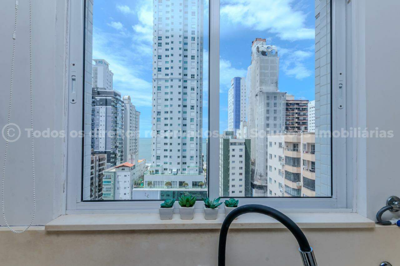 Foto do imóvel Amplo apartamento à venda com 4 suítes e 2 vagas de garagem no Edifício Lumiere no centro de Balneário Camboriú