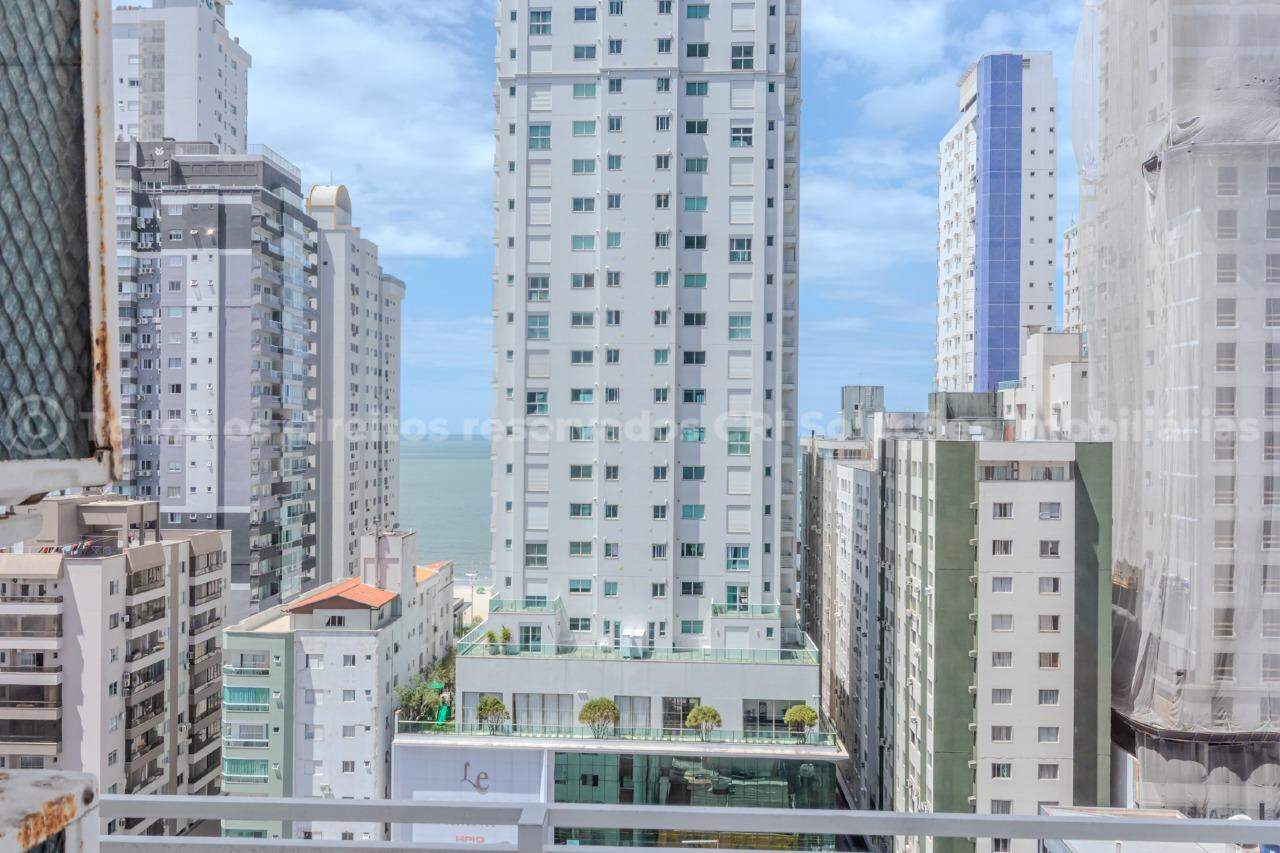 Foto do imóvel Amplo apartamento à venda com 4 suítes e 2 vagas de garagem no Edifício Lumiere no centro de Balneário Camboriú