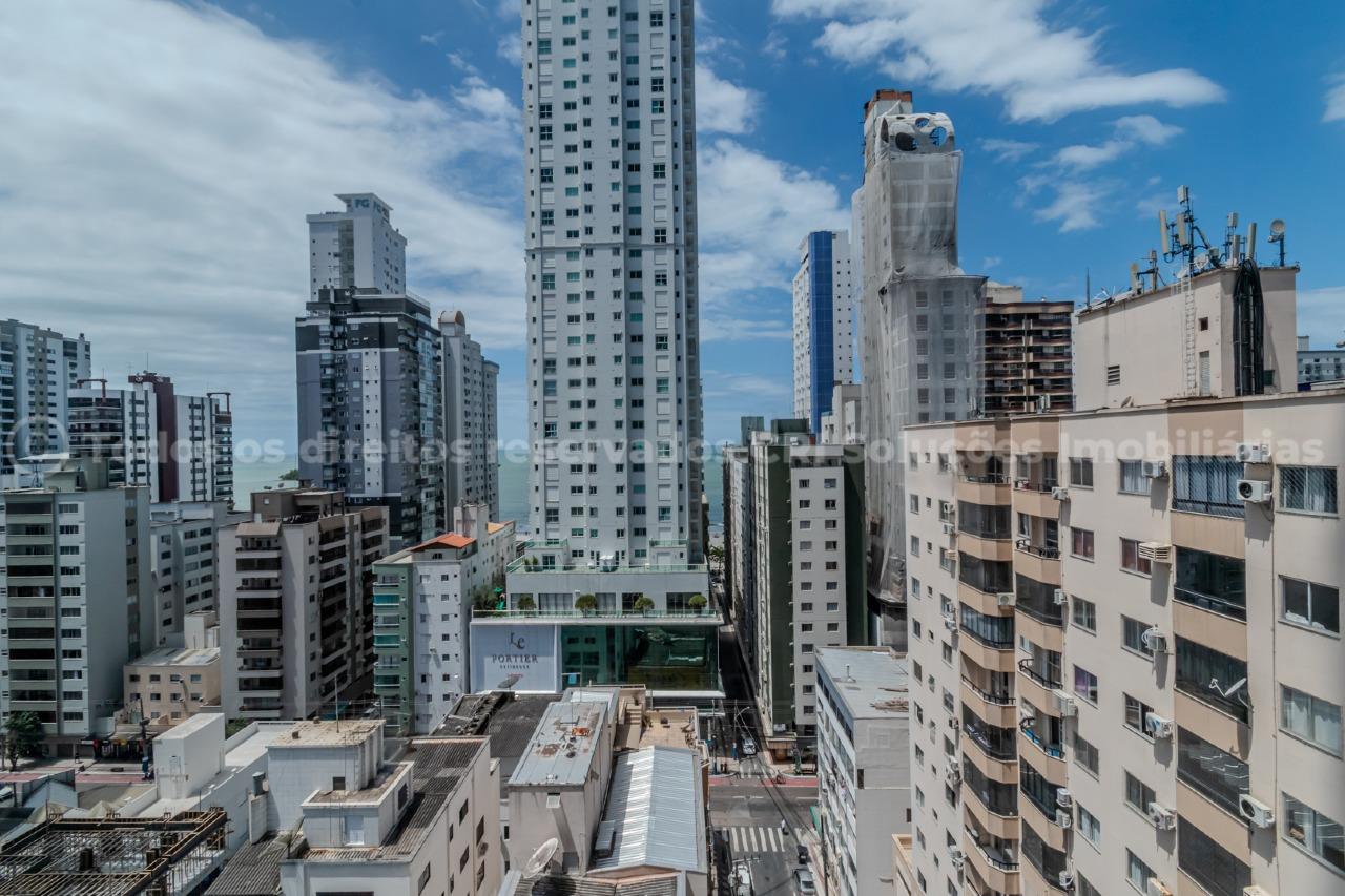 Foto do imóvel Amplo apartamento à venda com 4 suítes e 2 vagas de garagem no Edifício Lumiere no centro de Balneário Camboriú