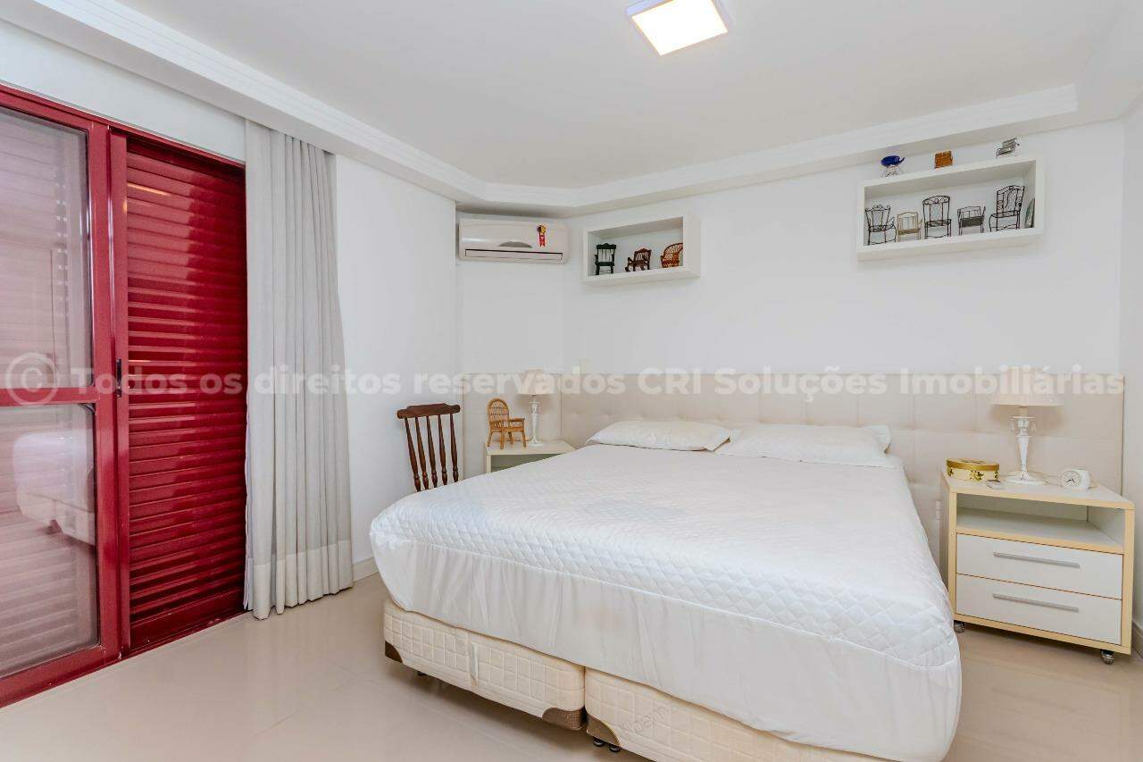 Foto do imóvel Apartamento frente-mar à venda com 3 suítes e 2 vagas de garagem no Edifício Porta do Sol , na Avenida Atlântica, no Centro de Balneário Camboriú