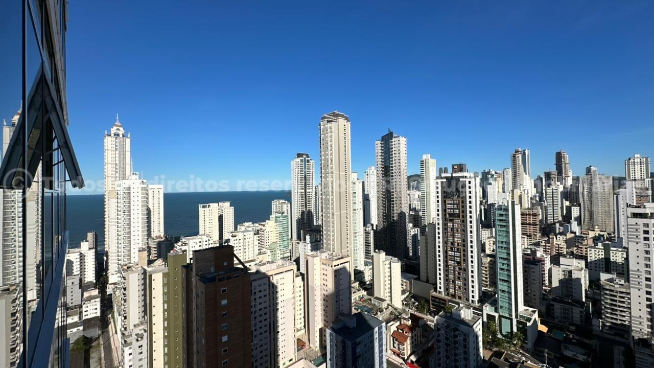 Foto do imóvel Amplo apartamento à venda com 3 suítes, 3 vagas de garagem e área de lazer completa no Horizon Residence, no centro de Balneário Camboriú
