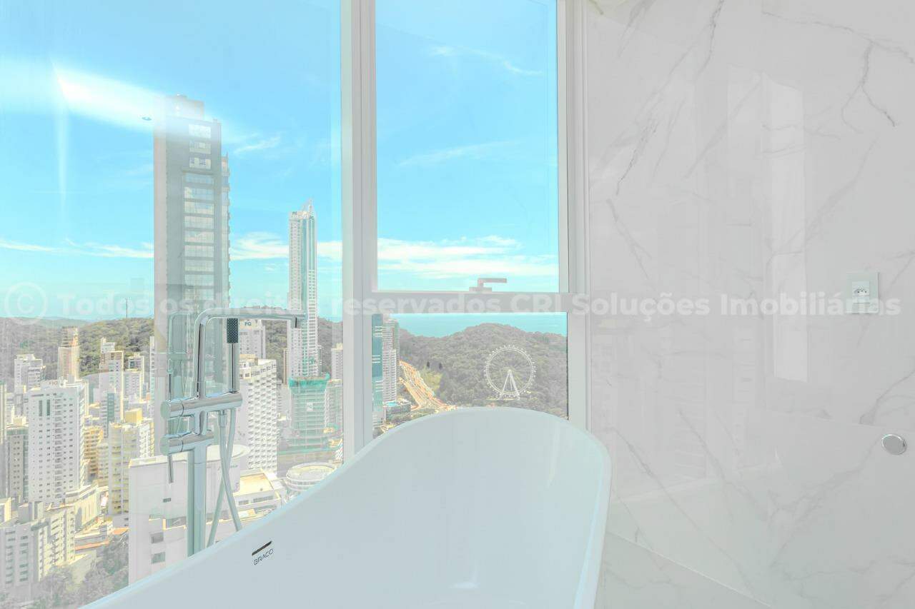 Foto do imóvel Apartamento frente-mar à venda com 4 suítes, 4 vagas de garagem e vista para a FG Big Wheel, no Boreal Tower, na Barra Norte de Balneário Camboriú