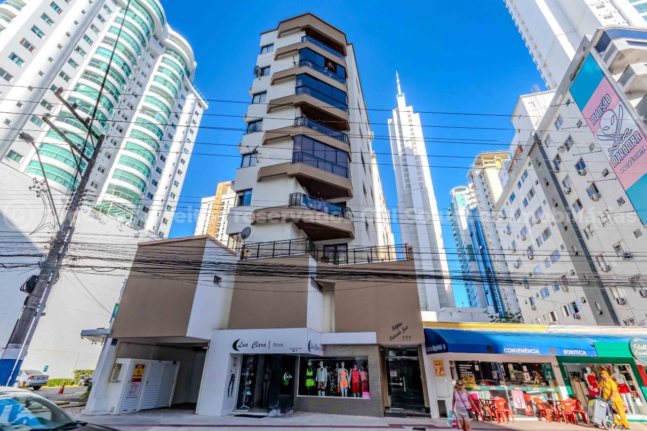 Foto do imóvel Apartamento mobiliado à venda com 2 dormitórios sendo 1 suíte e 1 vaga de garagem no Edifício Orlando José, no centro de Balneário Camboriú