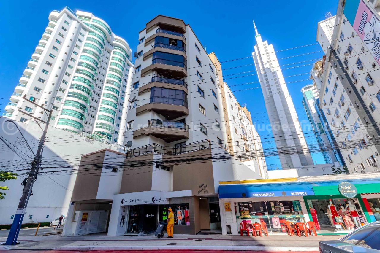 Foto do imóvel Apartamento mobiliado à venda com 2 dormitórios sendo 1 suíte e 1 vaga de garagem no Edifício Orlando José, no centro de Balneário Camboriú