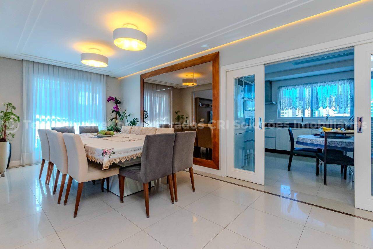 Foto do imóvel Apartamento mobiliado alto padrão à venda com 3 suítes e 3 vagas de garagem no Edifício Residencial Vermont, no centro de Balneário Camboriú.