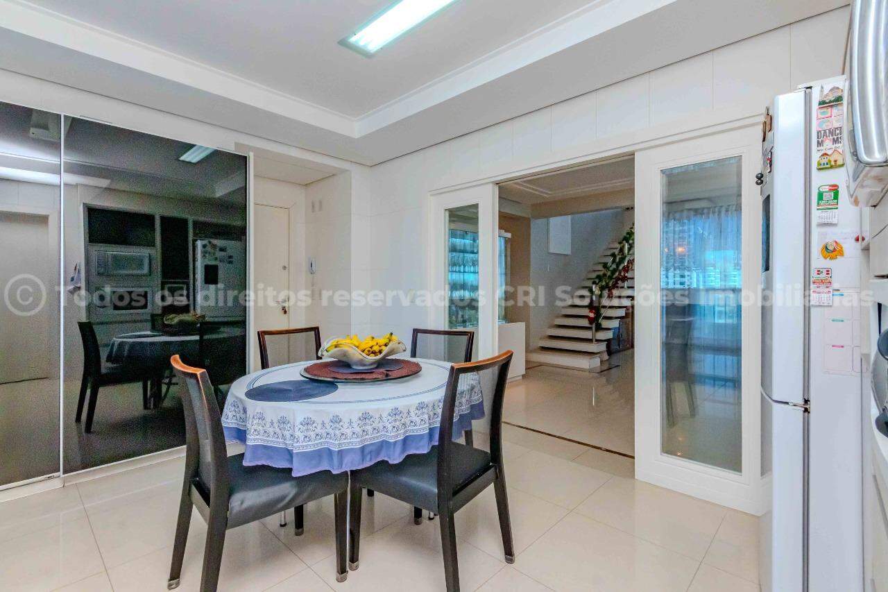 Foto do imóvel Apartamento mobiliado alto padrão à venda com 3 suítes e 3 vagas de garagem no Edifício Residencial Vermont, no centro de Balneário Camboriú.