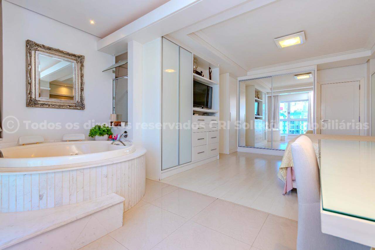 Foto do imóvel Apartamento mobiliado alto padrão à venda com 3 suítes e 3 vagas de garagem no Edifício Residencial Vermont, no centro de Balneário Camboriú.