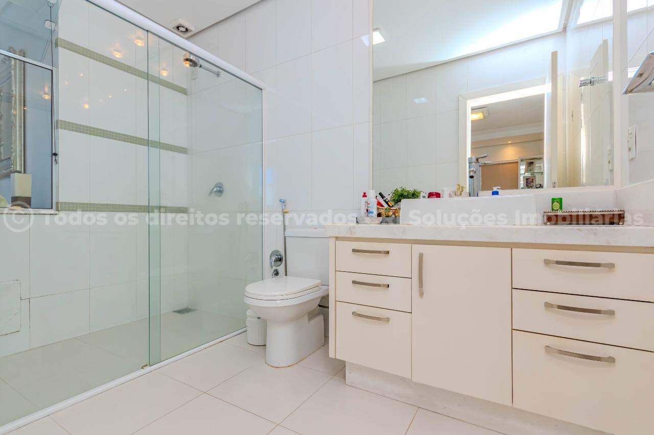 Foto do imóvel Apartamento mobiliado alto padrão à venda com 3 suítes e 3 vagas de garagem no Edifício Residencial Vermont, no centro de Balneário Camboriú.