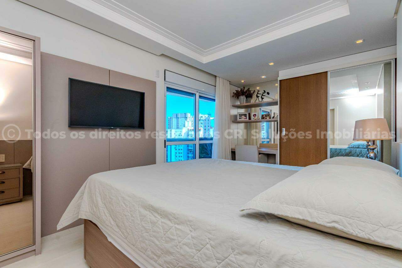 Foto do imóvel Apartamento mobiliado alto padrão à venda com 3 suítes e 3 vagas de garagem no Edifício Residencial Vermont, no centro de Balneário Camboriú.