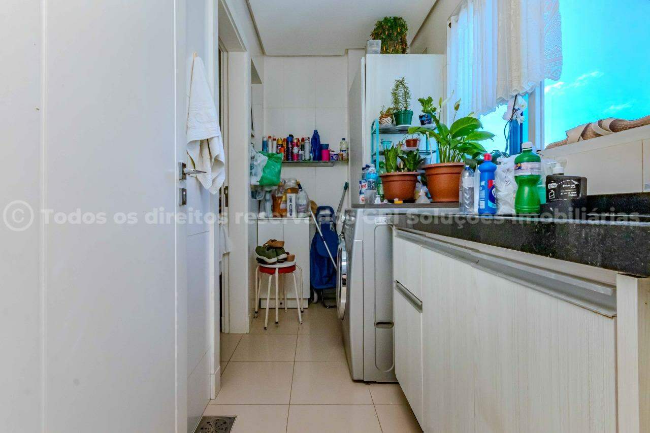 Foto do imóvel Apartamento mobiliado alto padrão à venda com 3 suítes e 3 vagas de garagem no Edifício Residencial Vermont, no centro de Balneário Camboriú.
