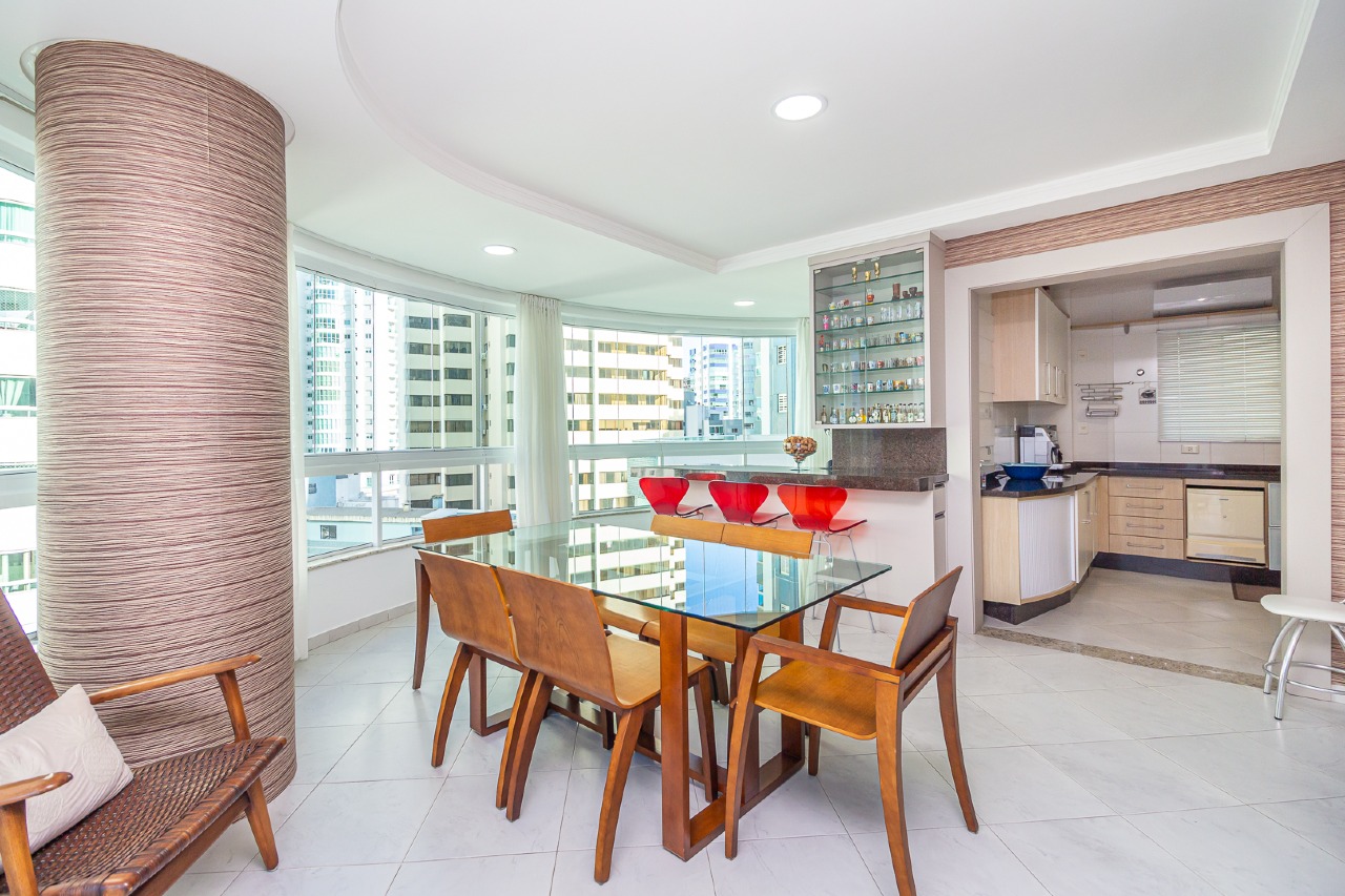 Foto do imóvel Apartamento com 3 Dormitórios no Edifício Petrópolis Frente Mar em Balneário Camboriú | Vida na praia