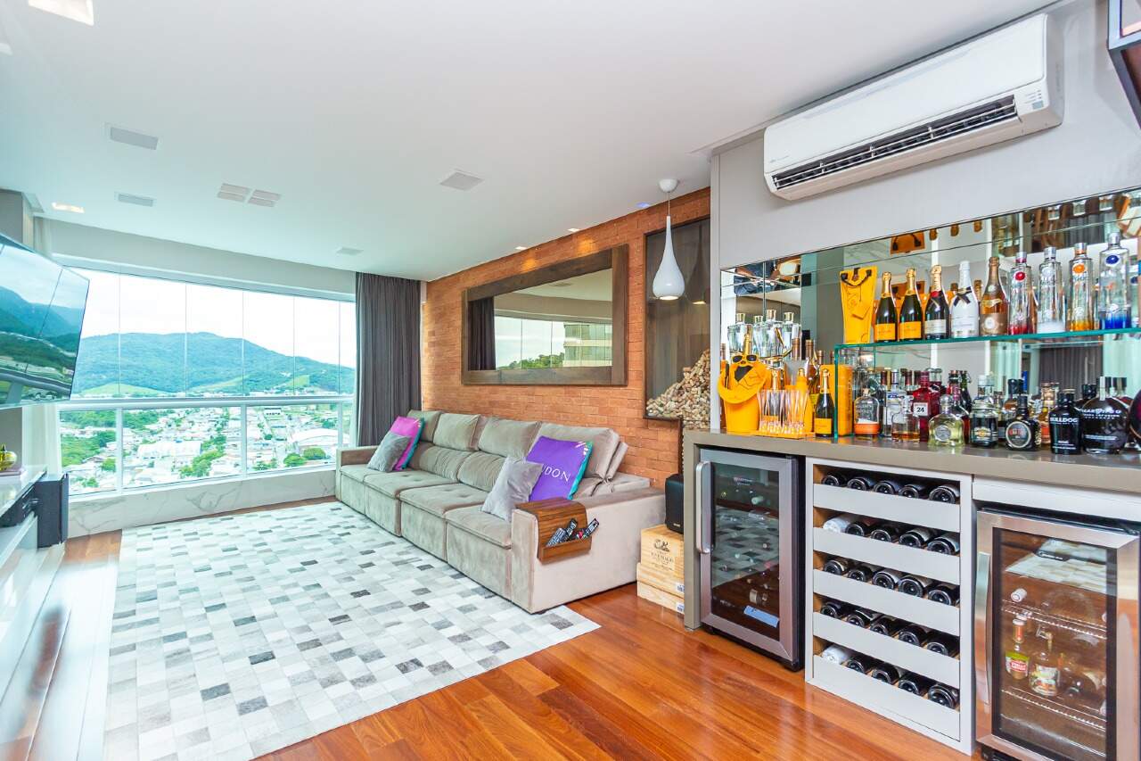 Apartamento com 3 suítes no Edifício Marina Palace na Barra Sul em Balneário Camboriú