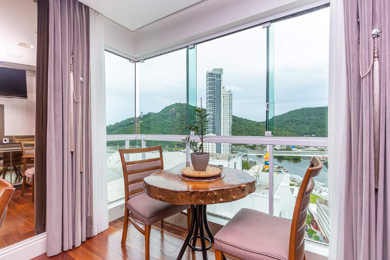 Foto do imóvel Apartamento Mobiliado com 03 suítes á vendas no Edifício Marina Palace em Balneário Camboriú