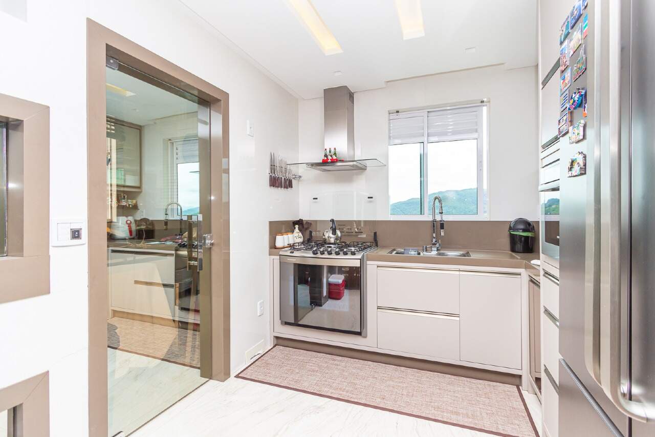Foto do imóvel Apartamento Mobiliado com 03 suítes á vendas no Edifício Marina Palace em Balneário Camboriú
