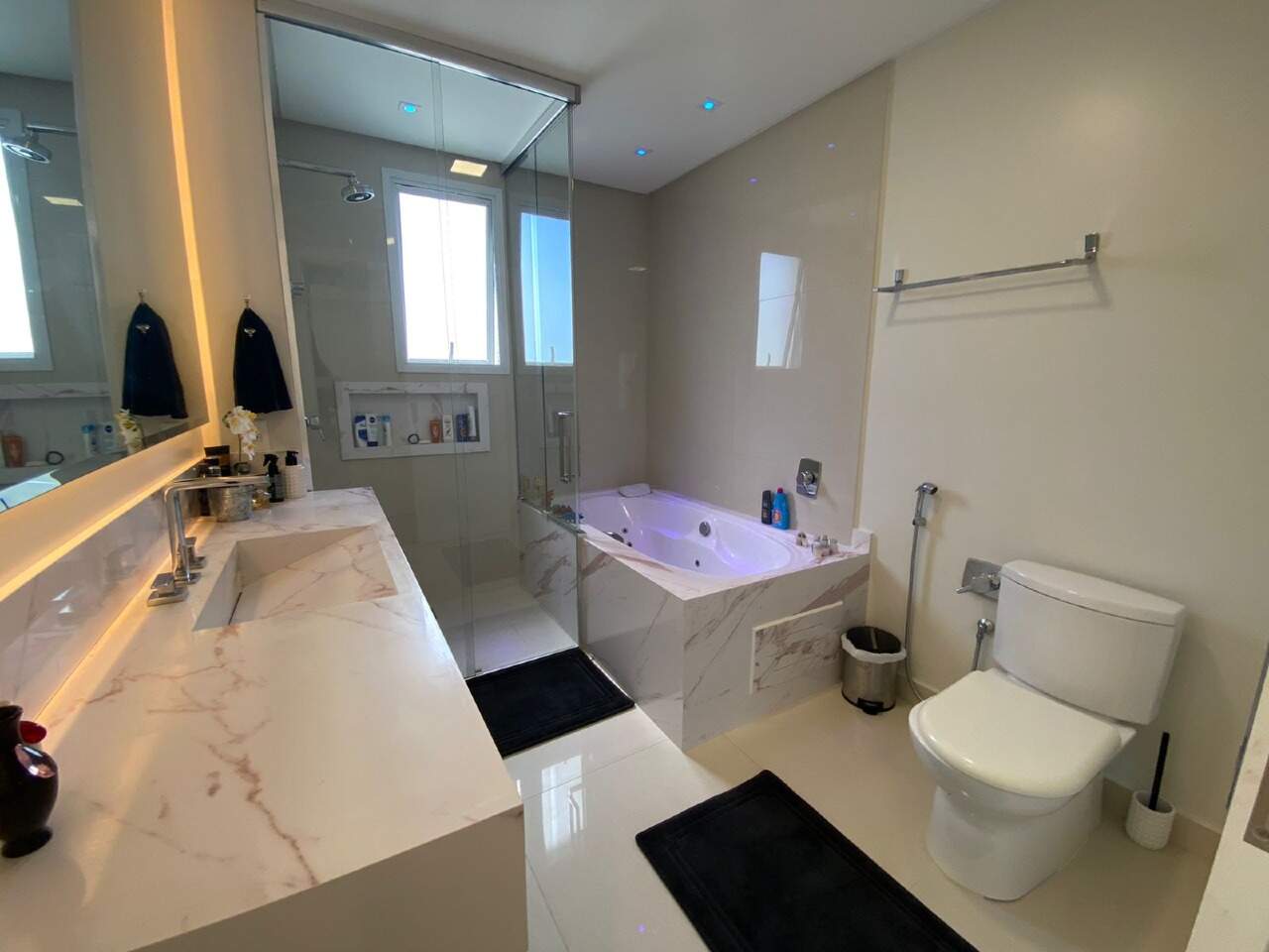 Foto do imóvel Apartamento no Brava Beach Torre Corais Itajaí com 3 suítes e 200m² de frente para o mar