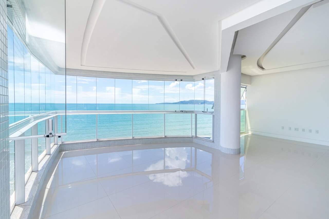 Apartamento frente mar com 3 suítes no Edifício Curt Lorenz na Meia Praia em Itapema