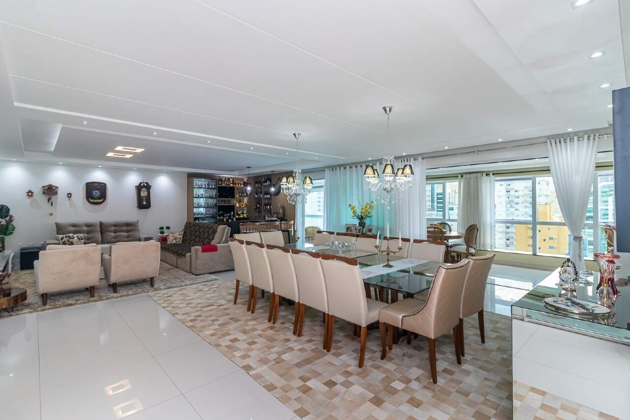 Apartamento de 300m² com vista mar no Imperial Palace na Meia Praia em Itapema