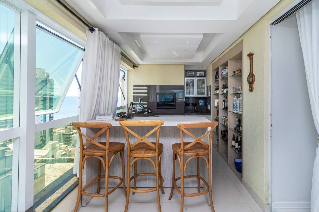 Foto do imóvel Apartamento 5 suítes no Edifício Imperial Palace em Itapema – 300m² mobiliado