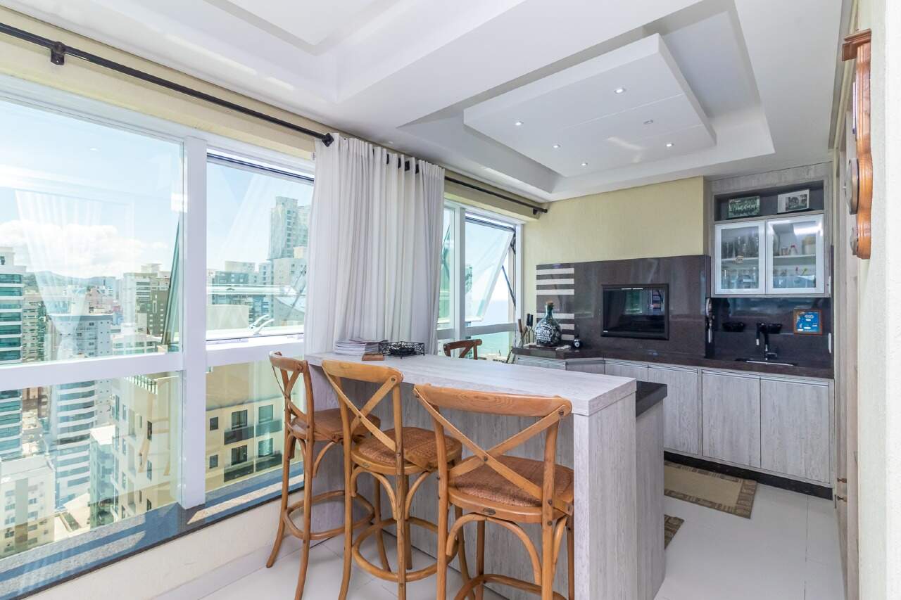 Foto do imóvel Apartamento 5 suítes no Edifício Imperial Palace em Itapema – 300m² mobiliado