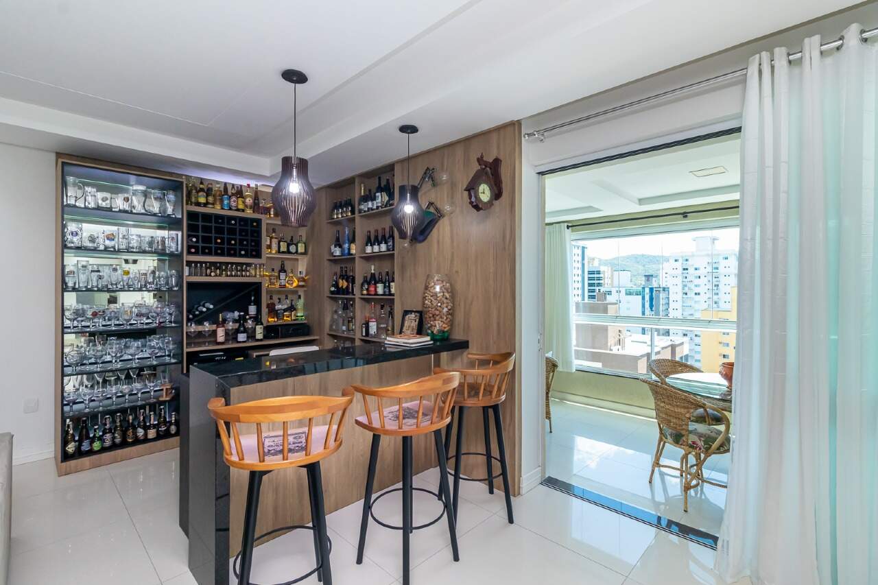 Foto do imóvel Apartamento 5 suítes no Edifício Imperial Palace em Itapema – 300m² mobiliado