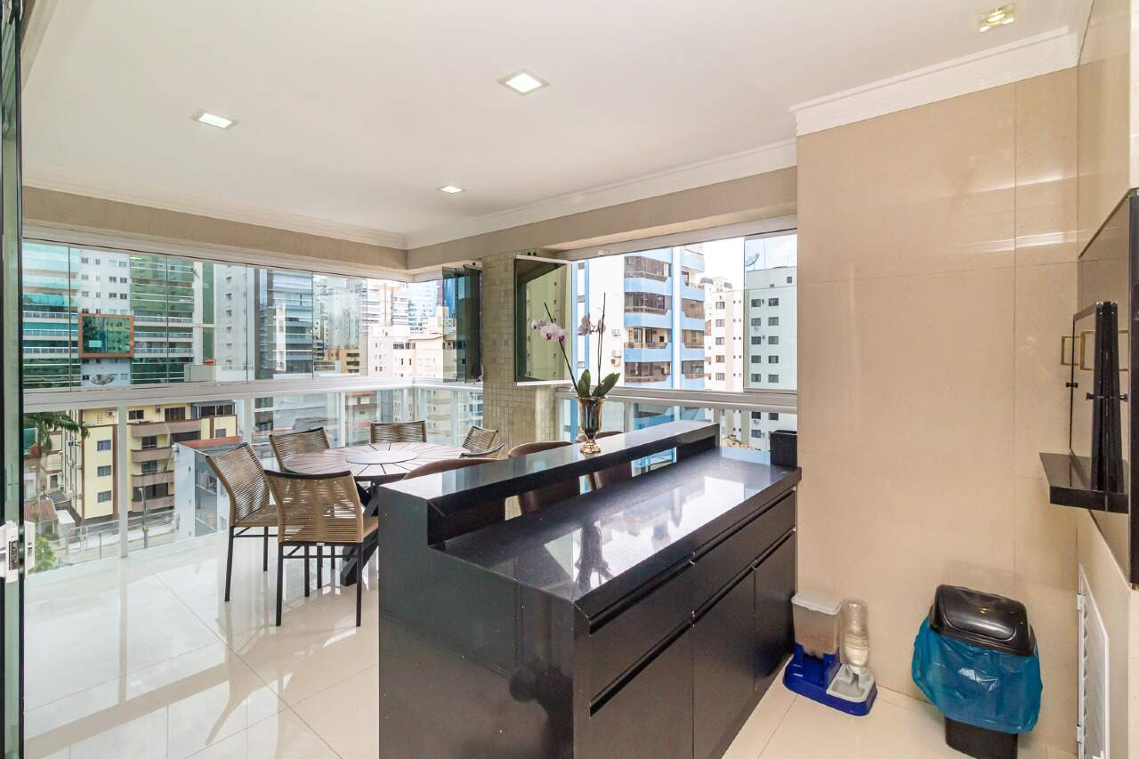 Foto do imóvel Apartamento mobiliado no Privilege Meia Praia em Itapema com 3 suítes e lazer completo