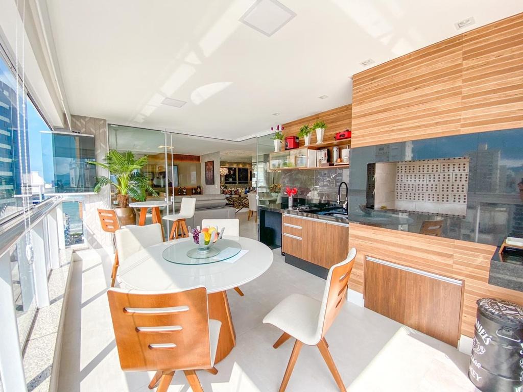 Apartamento mobiliado com 3 suítes no Villaggio Del Mare na Meia Praia em Itapema