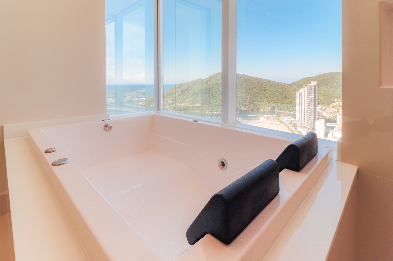 Foto do imóvel Apartamento Frente Mar com 04 suítes no One Tower em Balneário Camboriú