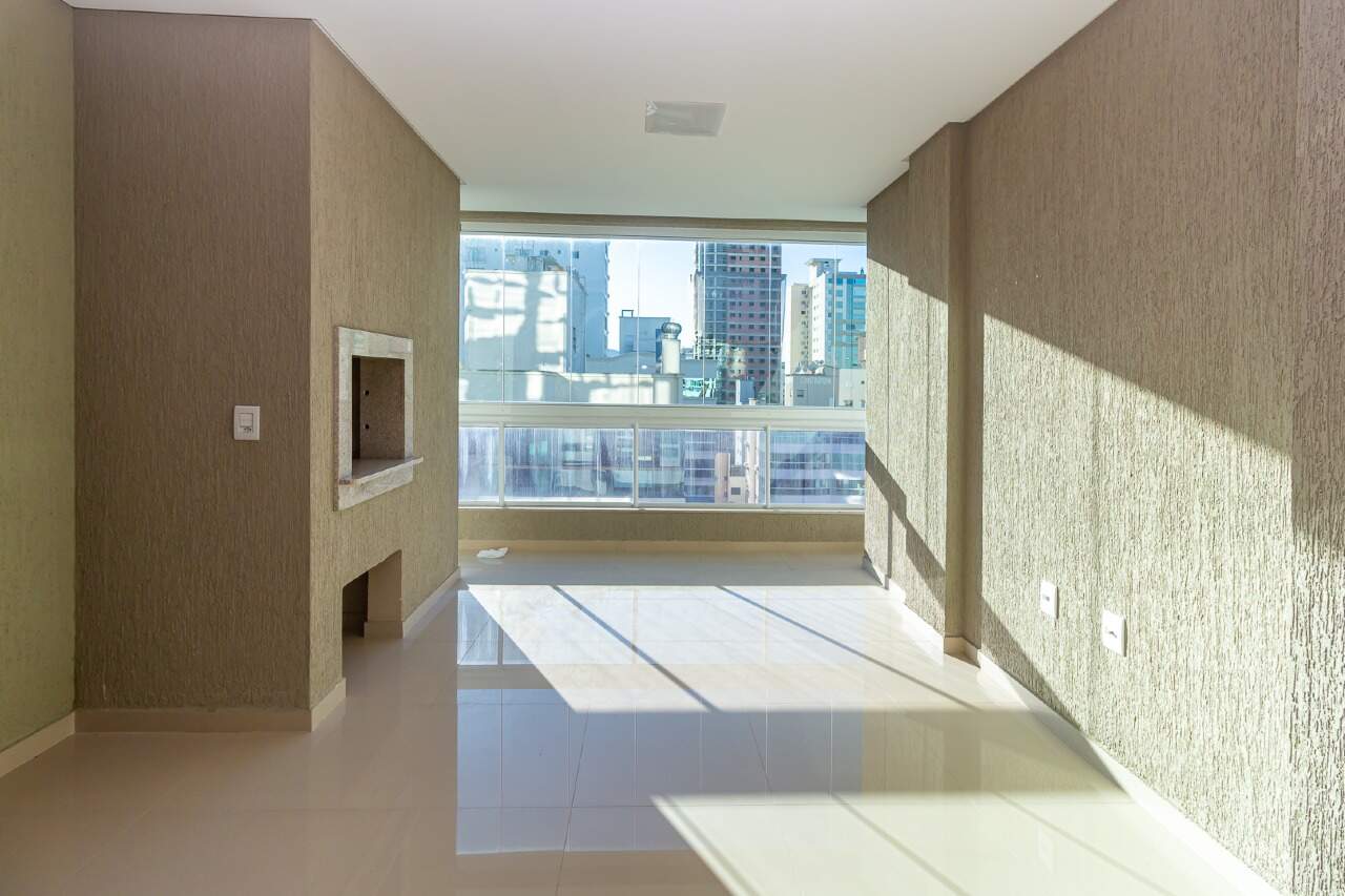 Apartamento com 3 suítes no Residencial Valência na Meia Praia em Itapema