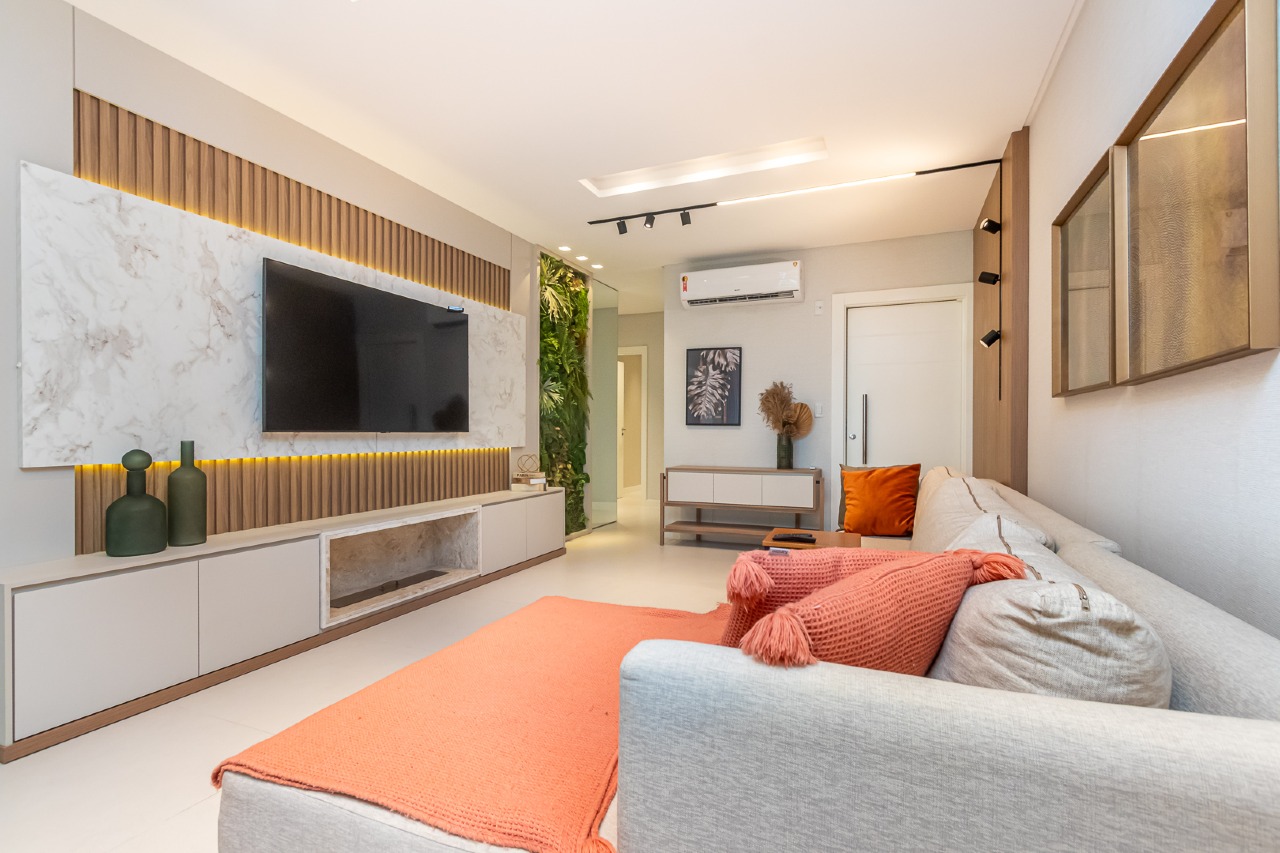 Apartamento com 3 suítes mobiliado no Edifício Isis Dellagnelo na Meia Praia em Itapema
