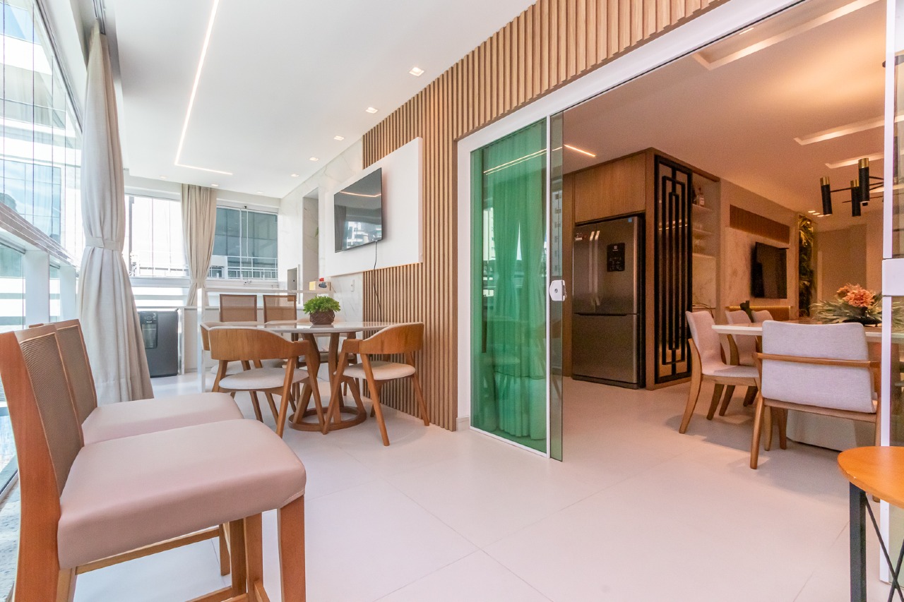 Foto do imóvel Apartamento Mobiliado com 3 Suítes no Edifício Isis Dellagnelo em Meia Praia
