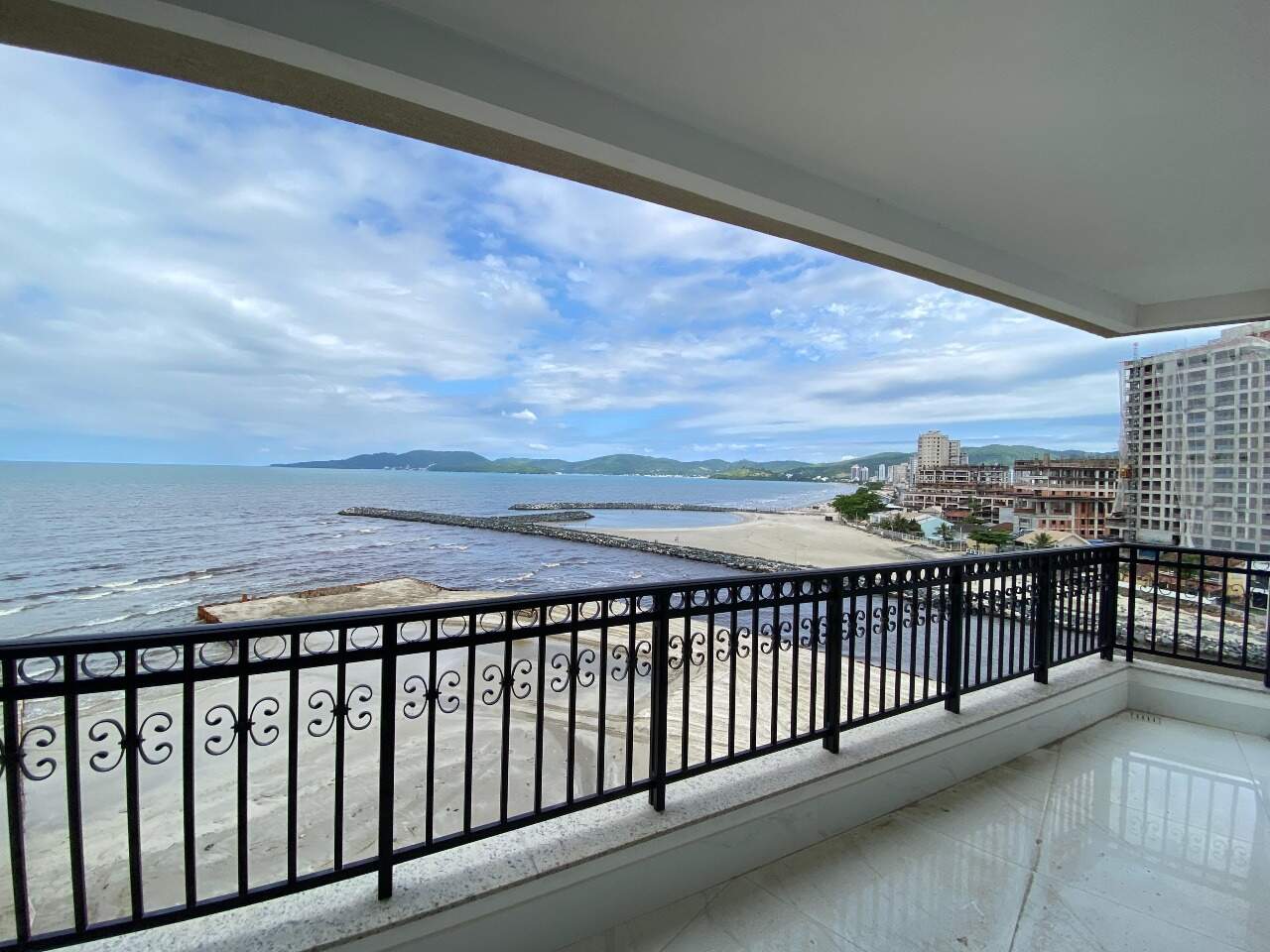 Apartamento com 217m² com 4 suítes no La Vie na Meia Praia em Itapema