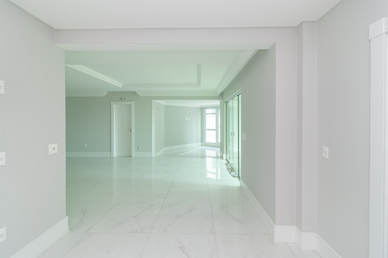 Apartamento com 4 suítes no Piazza Dei Fiori na Meia Praia em Itapema