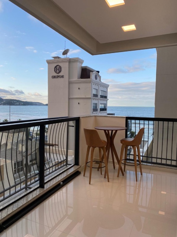 Apartamento mobiliado com 4 suítes no Magnifique Imperiale na Meia Praia, Itapema