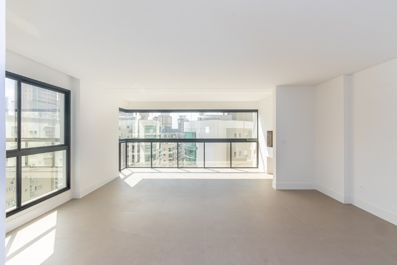 Apartamento com 3 suítes no Edifício Dom Benedito na Meia Praia, Itapema