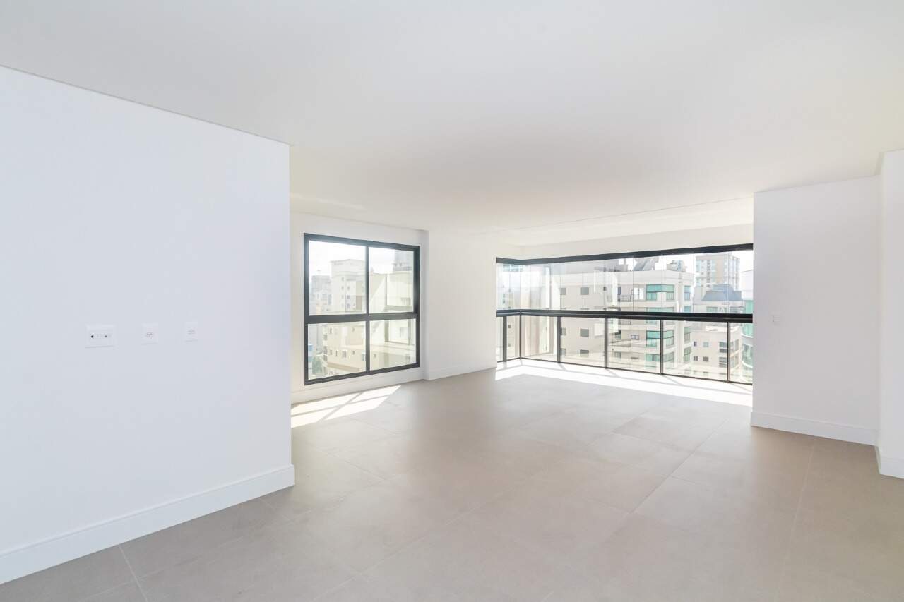 Foto do imóvel Apartamento à venda no Edifício Dom Benedito em Meia Praia – 3 suítes e 2 vagas
