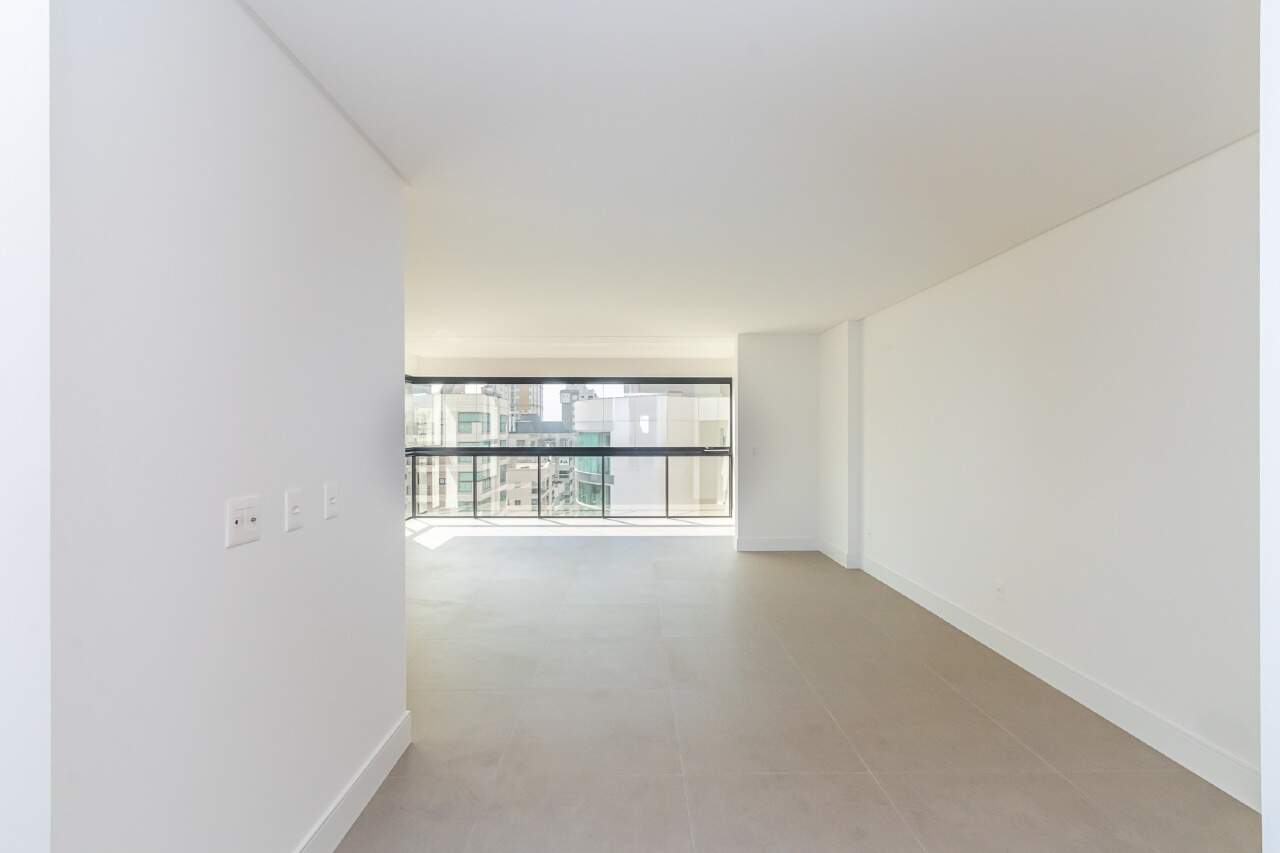 Foto do imóvel Apartamento à venda no Edifício Dom Benedito em Meia Praia – 3 suítes e 2 vagas