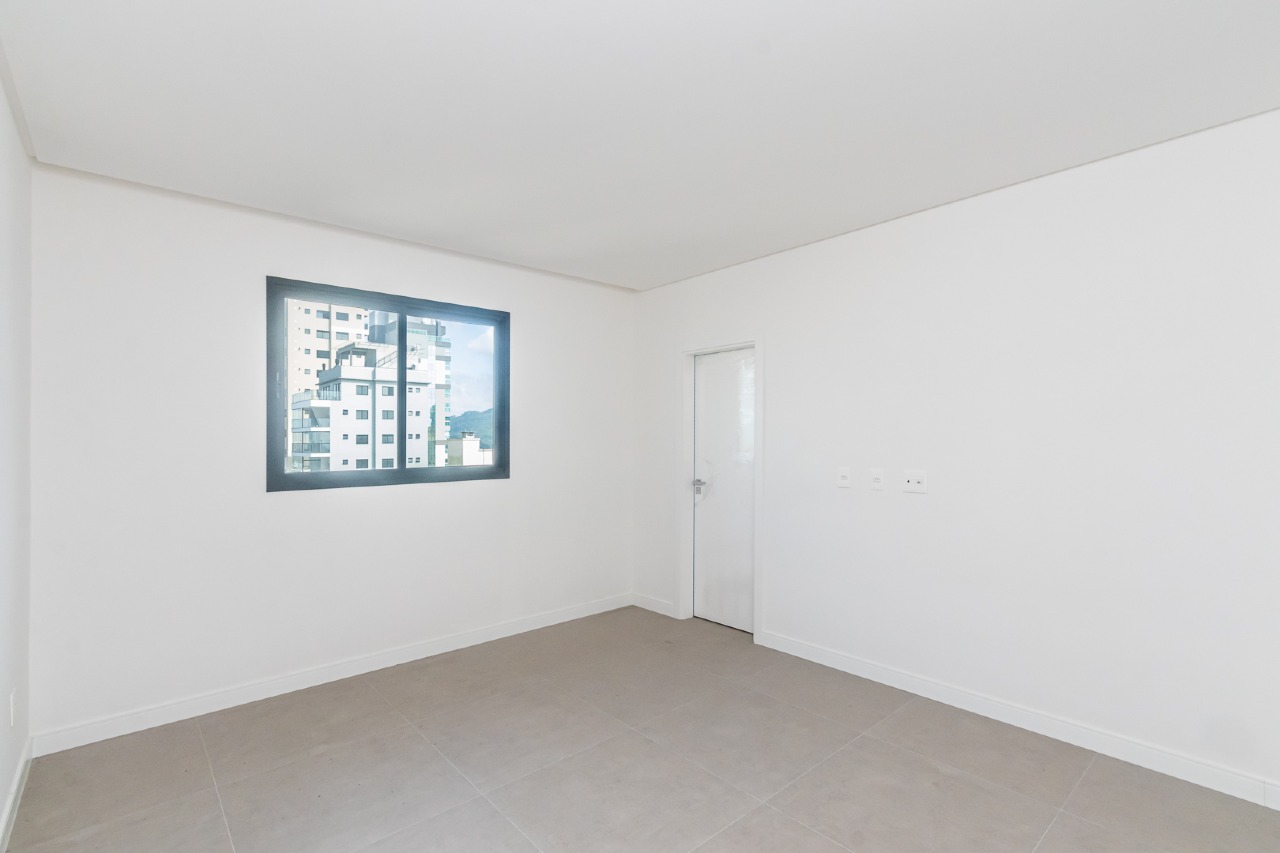 Foto do imóvel Apartamento à venda no Edifício Dom Benedito em Meia Praia – 3 suítes e 2 vagas