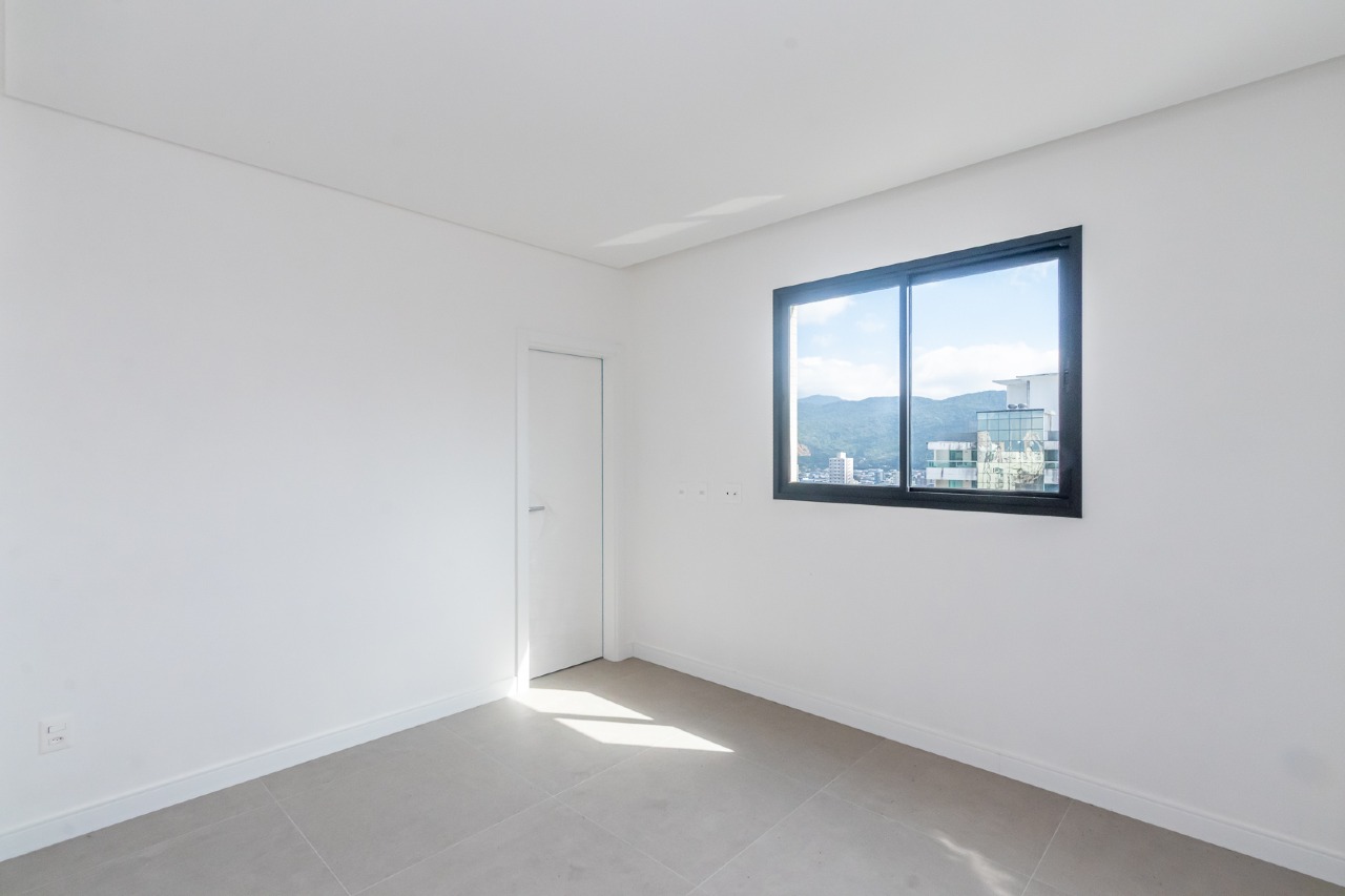 Foto do imóvel Apartamento à venda no Edifício Dom Benedito em Meia Praia – 3 suítes e 2 vagas