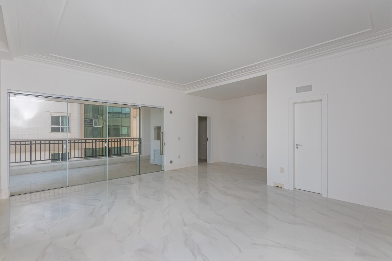 Foto do imóvel Apartamento 4 suítes no Edifício La Belle – 196m² a 60m do mar em Meia Praia, Itapema