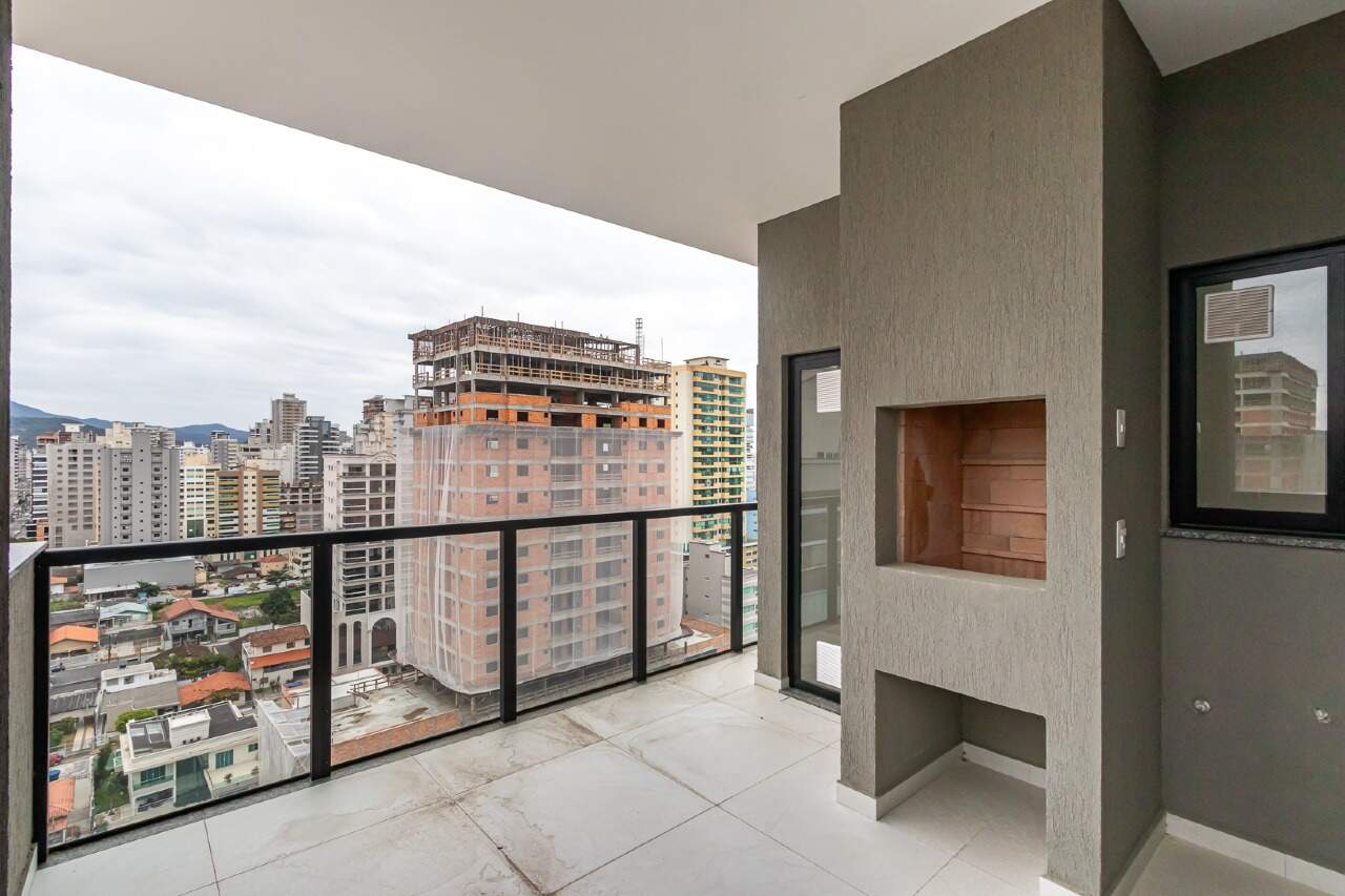 Apartamento com 3 suítes próximo ao mar no Águas de Março na Meia Praia em Itapema