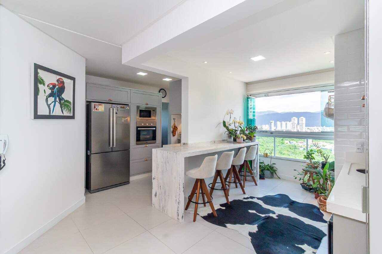 Apartamento Mobiliado com 3 Suítes no Edifício Elohim na Meia Praia em Itapema