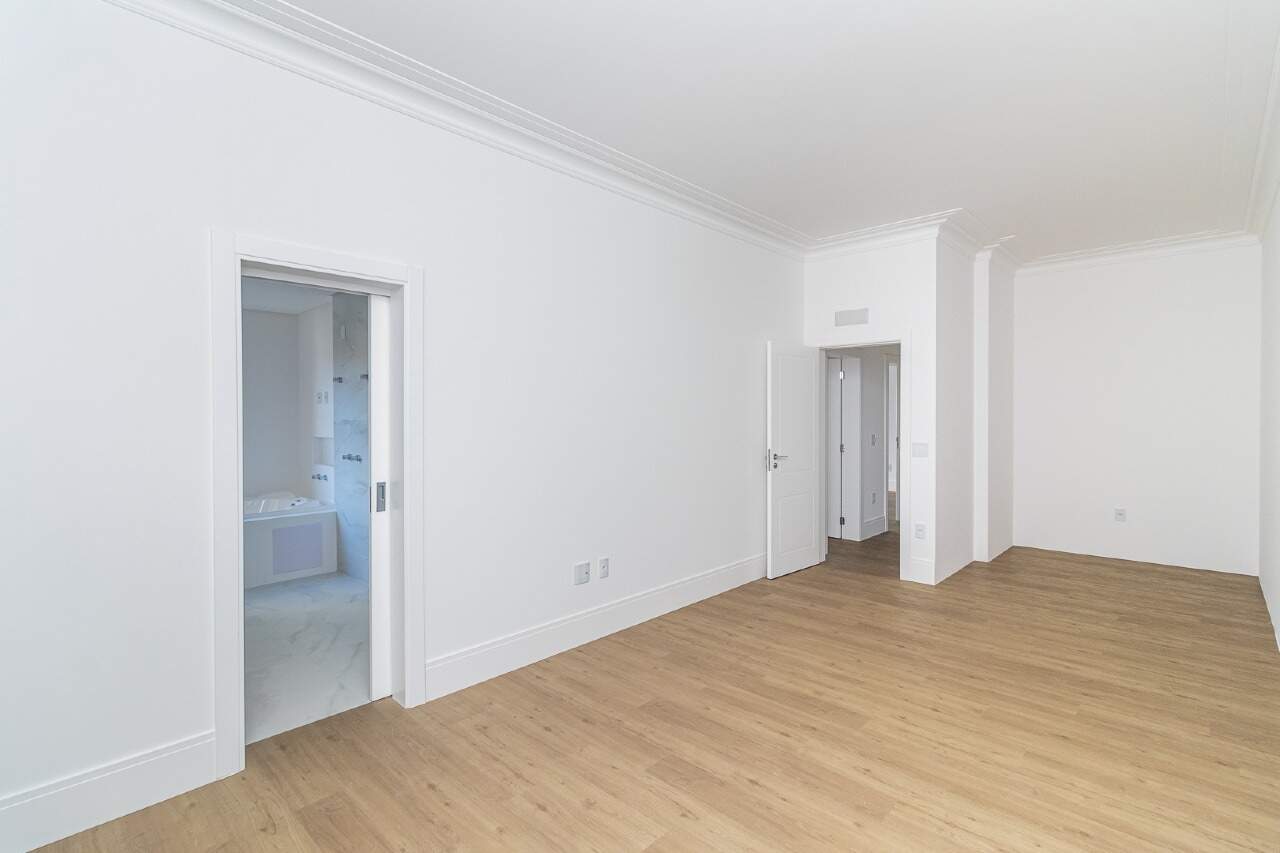 Foto do imóvel Apartamento 4 suítes no Edifício La Belle – 196m² a 60m do mar em Meia Praia, Itapema