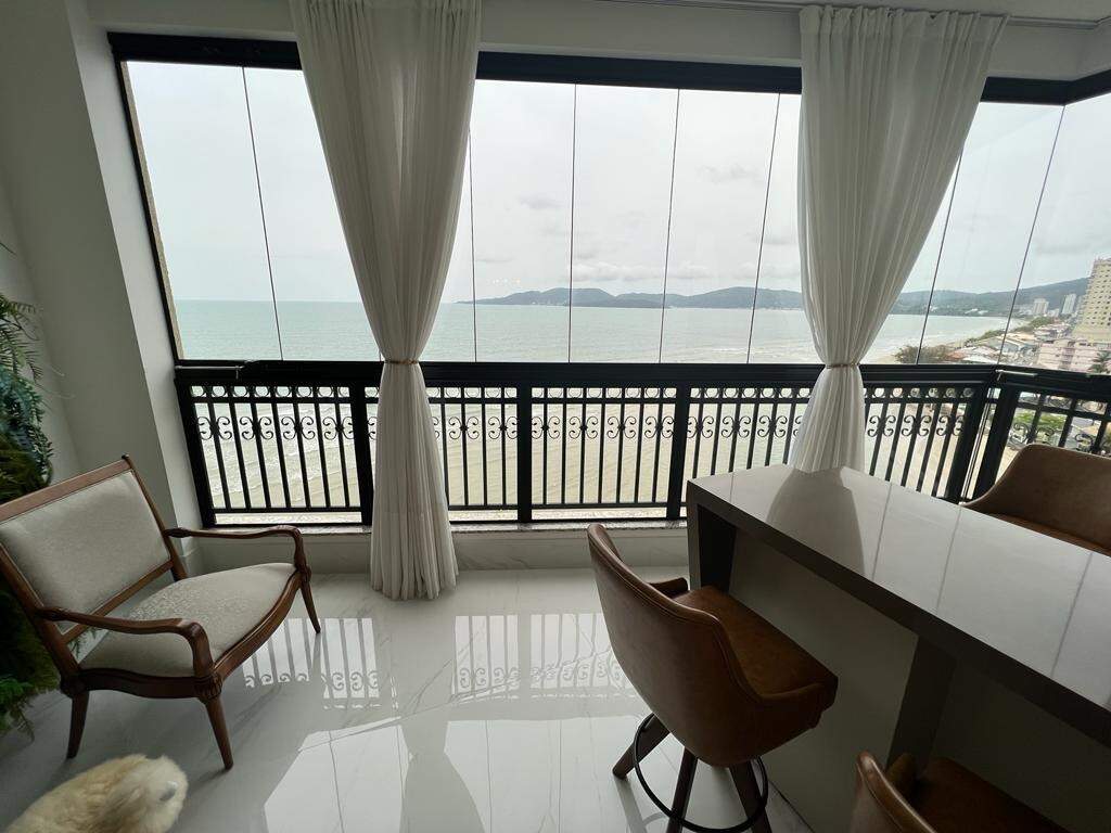 Foto do imóvel Apartamento no La Rivière com 3 suítes e 140m² frente mar – Meia Praia, Itapema