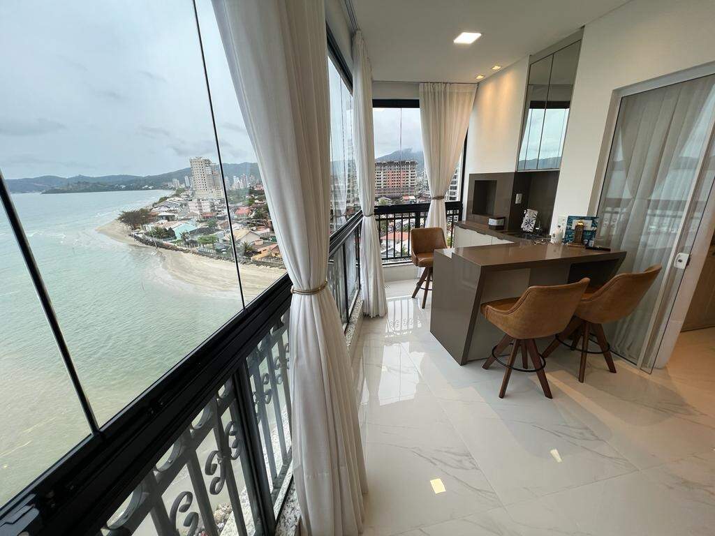 Foto do imóvel Apartamento no La Rivière com 3 suítes e 140m² frente mar – Meia Praia, Itapema