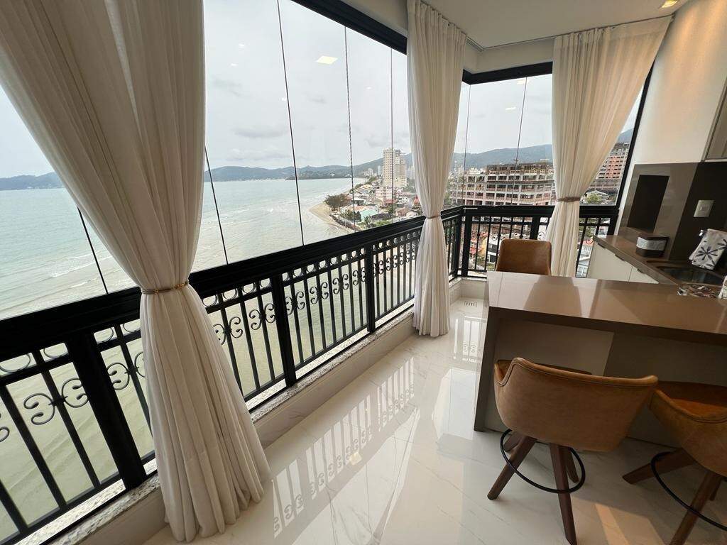 Foto do imóvel Apartamento no La Rivière com 3 suítes e 140m² frente mar – Meia Praia, Itapema