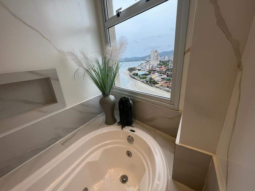 Foto do imóvel Apartamento no La Rivière com 3 suítes e 140m² frente mar – Meia Praia, Itapema