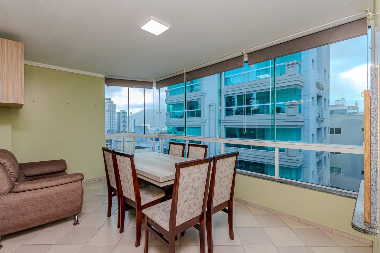Apartamento mobiliado no Ville de Paris na Meia Praia em Itapema